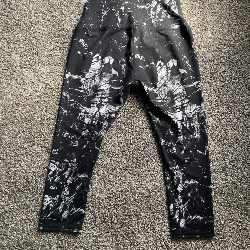 🖤 ALO Yoga Black and White Patterned Leggings 🖤 - Picture 3 of 6